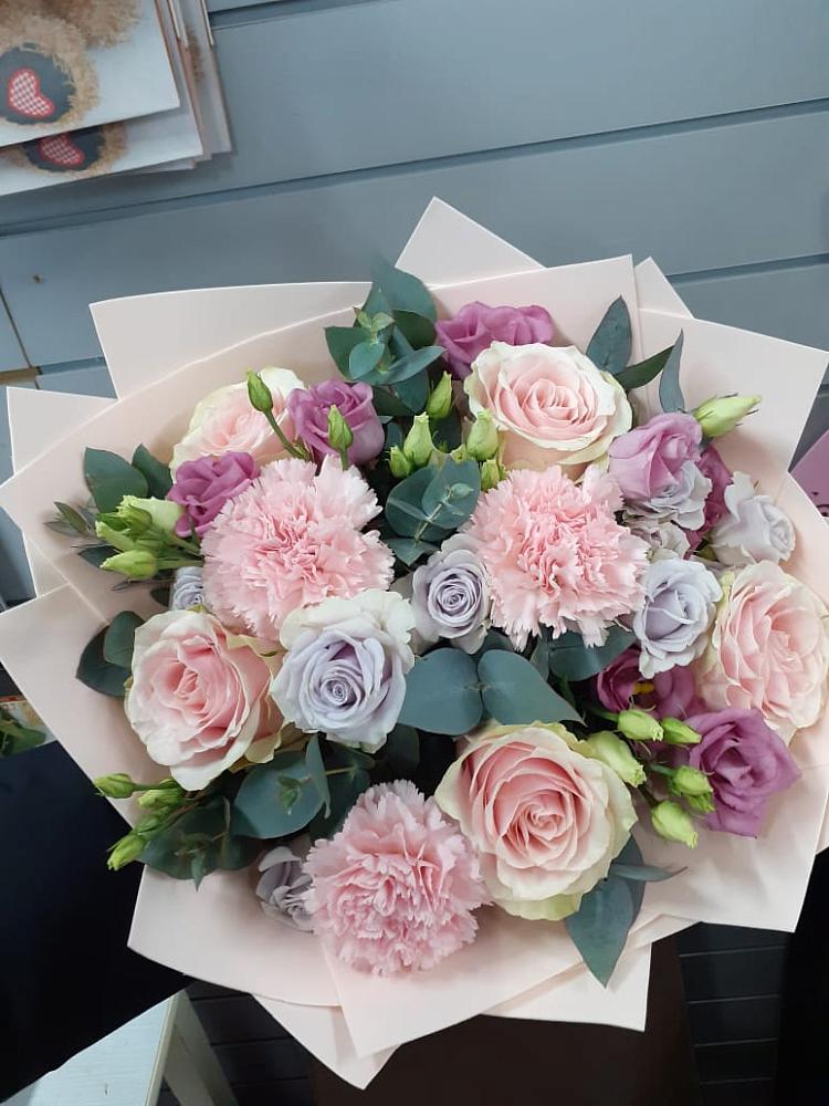 Букет цветов из: Розы, Гвоздики и Лизиантусы в Александровке Наро-Фоминск